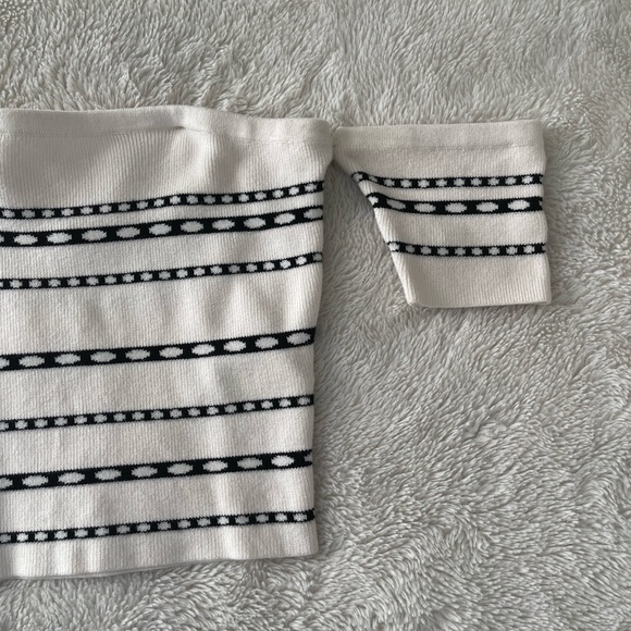 ***SOLD****GUESS Off the Shoulder Top π - Picture 4 of 7